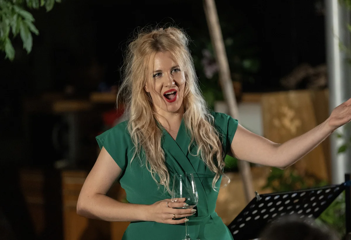 Gaja Sorč v produkciji Dvoriščni kabaret